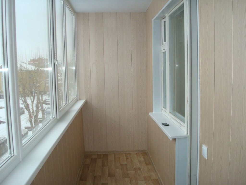 Балконы фото панель. Отделка балкона пластиком. Отделка балкона пластиковыми панелями. Обшивка балкона панелями. ПВХ панели для балкона.