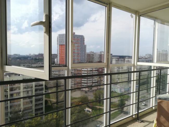 Панорамное остекление балкона в многоэтажном доме. Стильно и современно